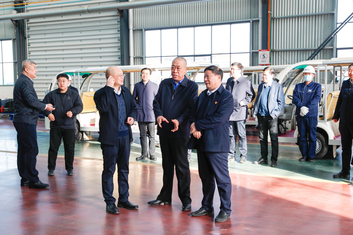  新鄉(xiāng)市長王登喜率重點項目觀摩組蒞臨公司智能產(chǎn)業(yè)園調研